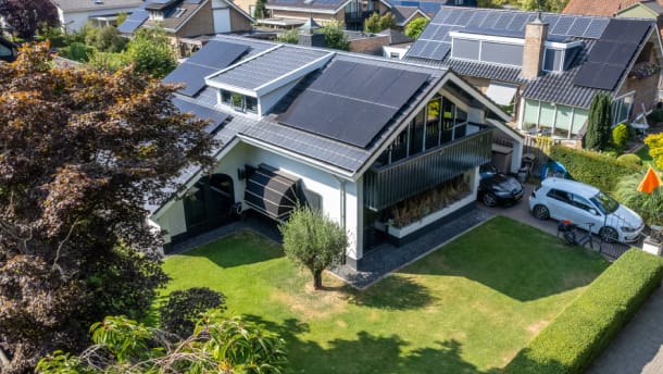 Zonnepanelen met accu opslag installatie bij een particuliere woning